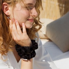 Elastic band for hair made of 100% silk, black LUM Scrunchy